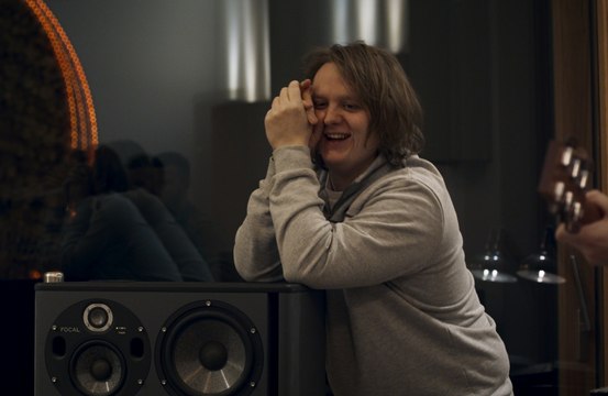 Lewis Capaldi reveals the only way he doesn’t suffer Tourette’s tics