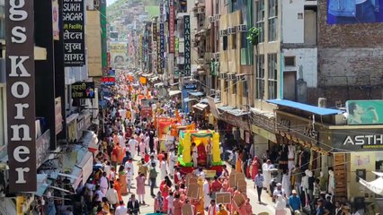 शोभायात्रा में गूंजे भगवान महावीर के जयकारे