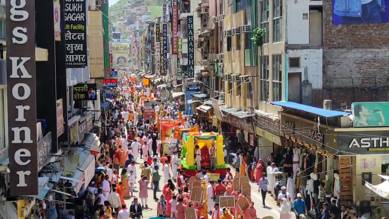 शोभायात्रा में गूंजे भगवान महावीर के जयकारे