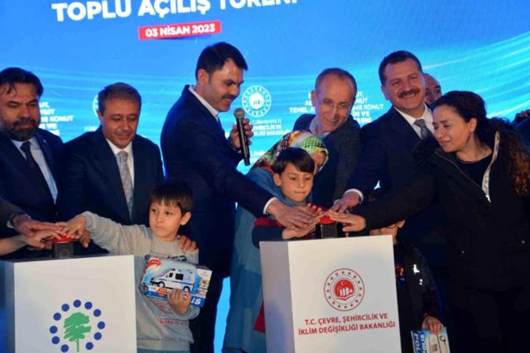 Bakan Kurum, Balıkesir'de anahtar teslim ve yeni konutların temel atma törenine katıldı