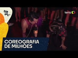 Repórter entra no clima e dança no chão com foliã