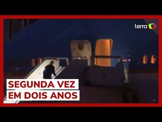 Joe Biden leva novo tombo ao embarcar em avião presidencial