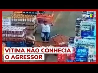 Homem arremessa carrinho de compras em mulher dentro de supermercado