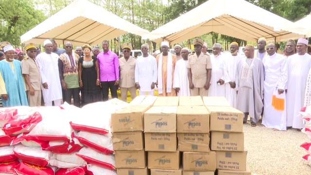 Vagondo Diomandé, Ministre de l'Intérieur et de la Sécurité fait don de vivres aux fidèles chrétiens et musulmans du Tonkpi