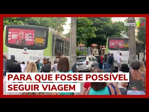 Passageiros descem e empurram ônibus para dar 'tranco' em coletivo no RJ
