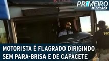 Motorista é flagrado dirigindo ônibus sem para-brisa e usando capacete