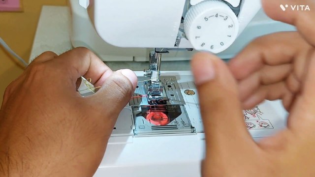 COSIENDO FACIL - PORQUE SE ENREDA EL HILO ABAJO AL COSER. solucion para todas las máquinas.