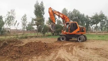 DoosAn excavator loading the tralley full speed(360P)