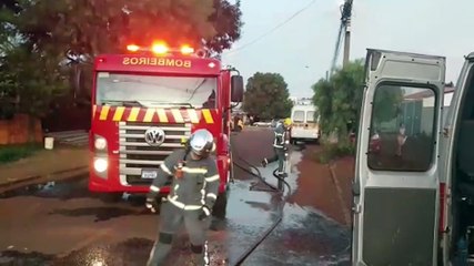 Bombeiros controlam incêndio em Van Escolar no Santa Cruz