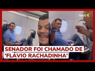 Homem encontra Flávio Bolsonaro em avião e o questiona sobre joias e preço da picanha