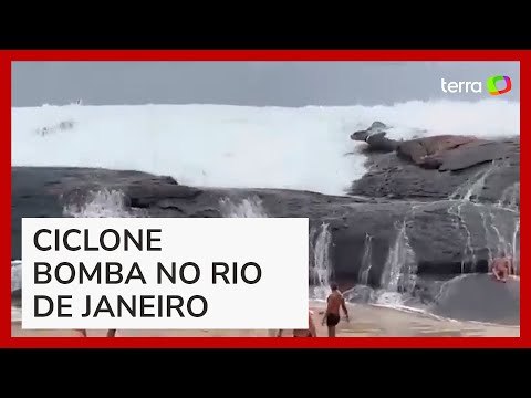 Ciclone bomba: Onda gigante invade praia e assusta banhistas em Niterói (RJ)