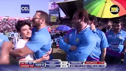 Salman+Khan+Makes+Surprise+Entry+-+CCL6+__+Bengal+Tigers+Vs+Mumbai+Heroes