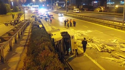 Maltepe’de mermer yüklü tır D-100 Karayolu’na uçtu