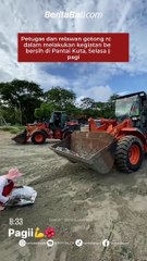 Petugas dan relawan gotong royong dalam melakukan kegiatan bersih-bersih di Pantai Kuta, Selasa (4/4) pagi