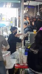 Nhóm bạn trẻ đưa nước mía Việt sang Hàn Quốc, 2 ngày bán gần 1 tấn mía