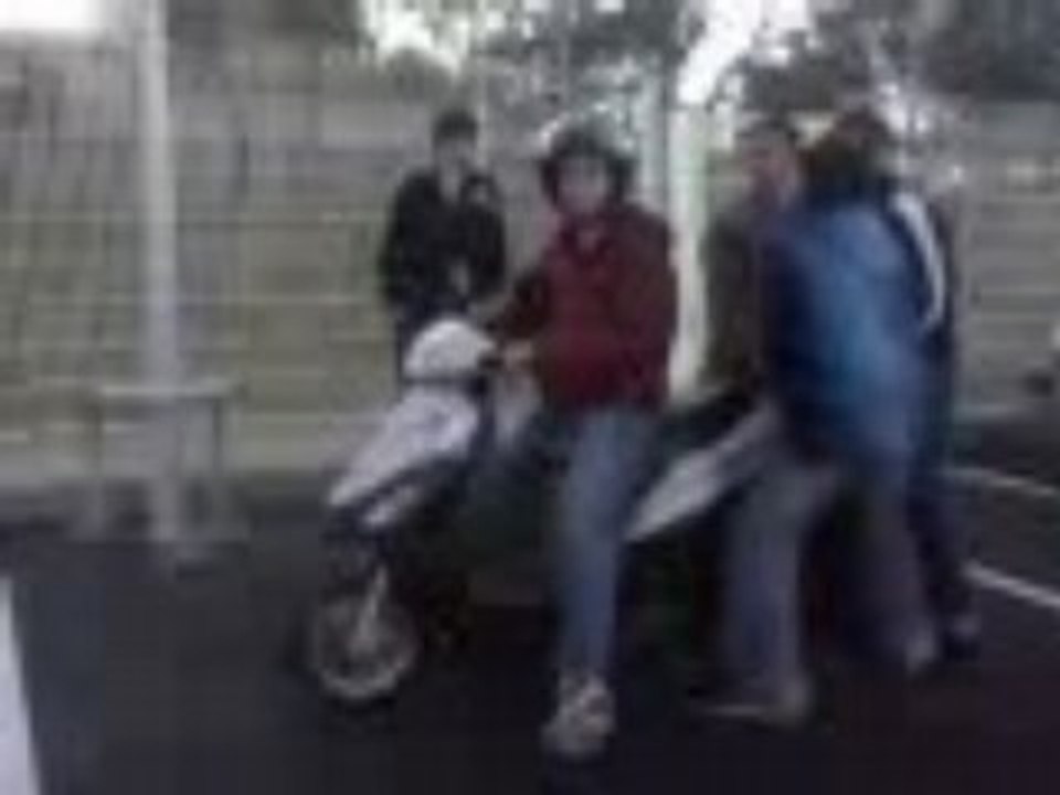 Yanice... ou comment tomber comme une merde en scooter !