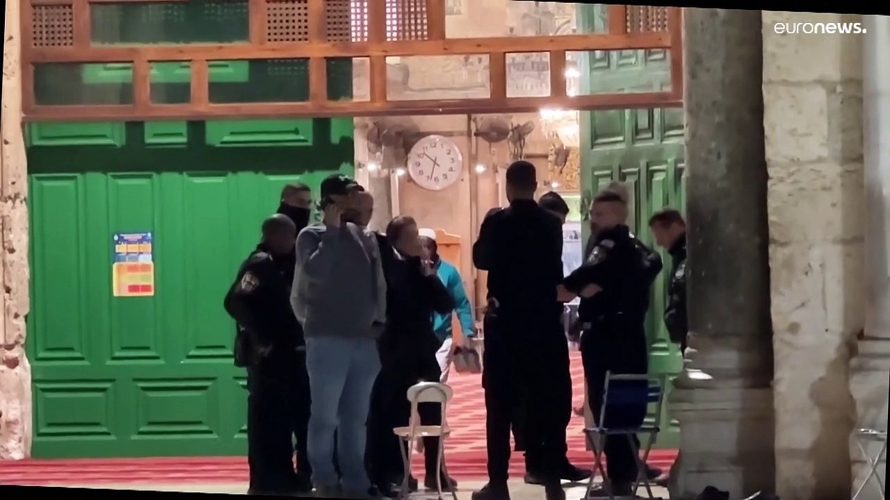 فيديو: الشرطة الإسرائيلية تخلي ساحة المسجد الأقصى من المصلين المسلمين