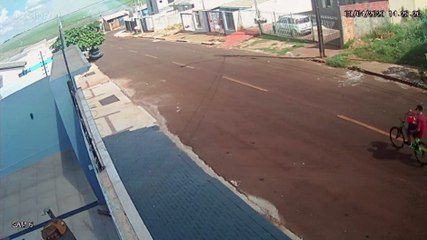 Suspeito de furtar residência é flagrado por câmeras no Jardim Veneza