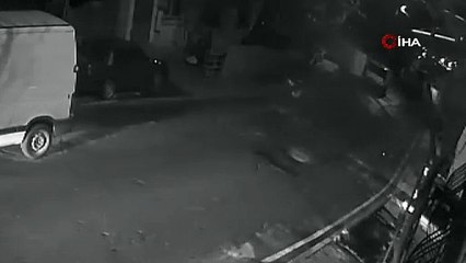 Gece yarısı bir otomobilin plakasını çalmaya gelen şahıslar kamerada