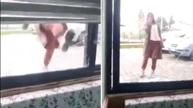 Kadıköy'de bir kadın Kur'an Kursu'na saldırıda bulunarak camlarını kırdı