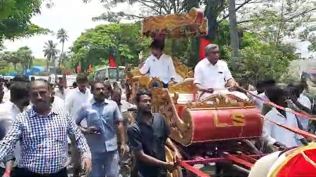 திருவாரூரில் புதுமாப்பிள்ளை தொணியில் குதிரை வண்டியில் சவாரி செய்த உதயநிதி ஸ்டாலின்