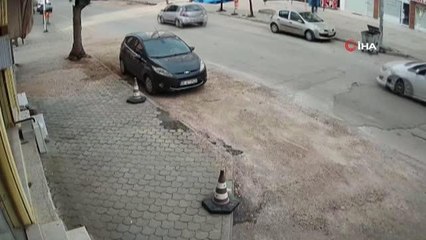 Sollamak isterken bir araca çarptı kaldırıma vurarak durabildi... O anlar kamerada