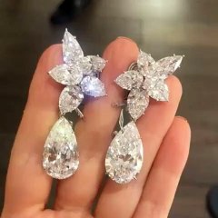 Very stunning elegant and eye catching sparkling Diamond earrings earstudd