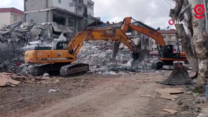 Adıyaman'ın Gölbaşı ilçesinde ağır hasarlı 4 katlı bina çöktü