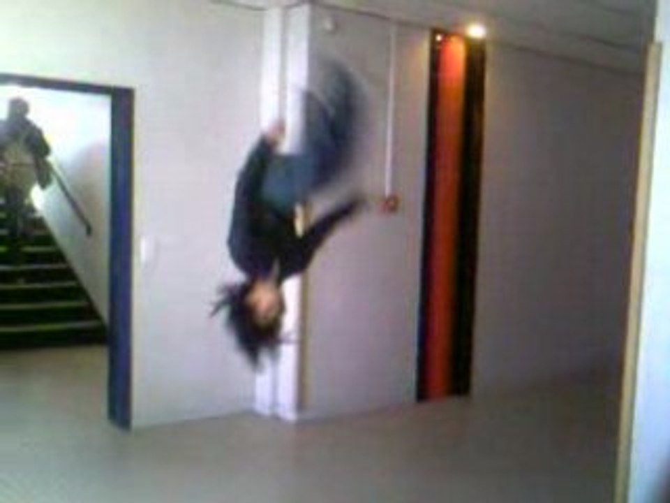 CHINOIS.1 tape le salto