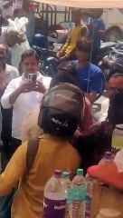 नशे में पुलिसकर्मी कर रहा था छेड़छाड़, महिला ने की जमकर पिटाई, वीडियो वायरल