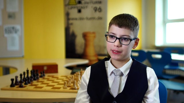 وسائل إعلام ألمانية تحتفي بطفل سوري لموهبته بالشطرنج