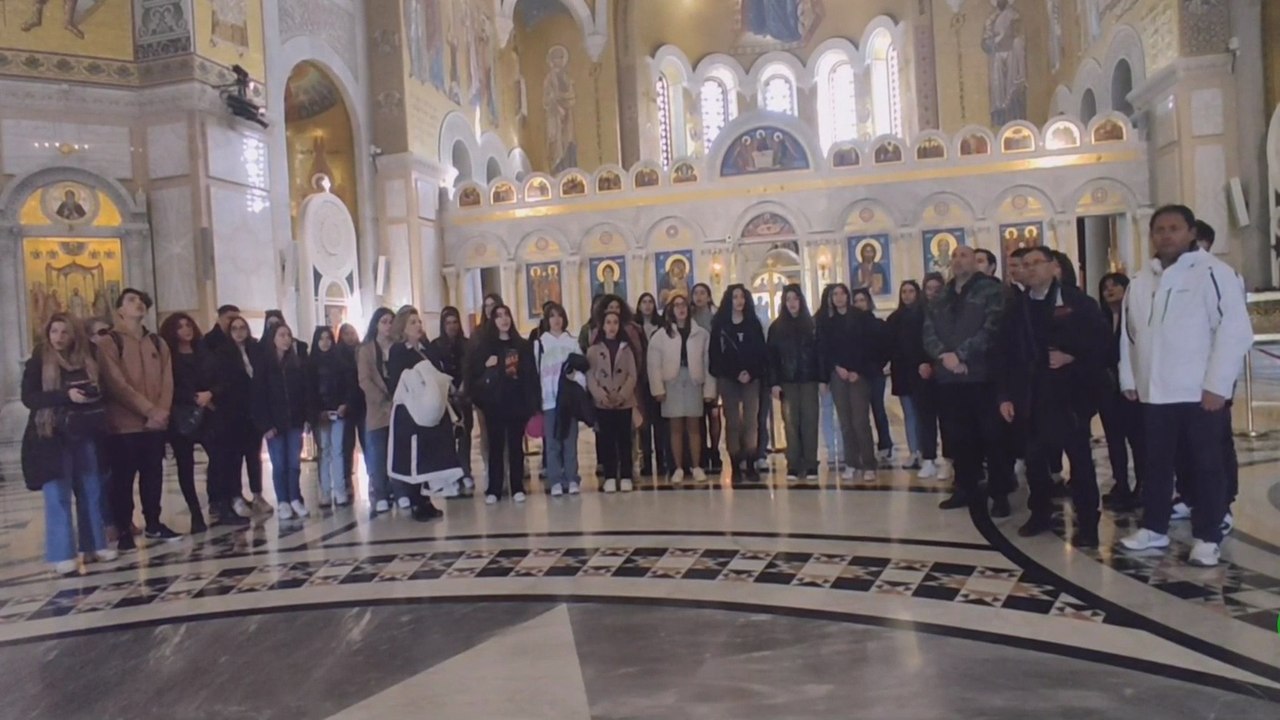 Βελιγράδι: Μαθητές του ΓΕΛ και Μουσικού Σχολείου Σιάτιστας ψάλλουν το «Τη υπερμάχω στρατηγώ …» στον  Ι. Ν. Αγίου Σάββα