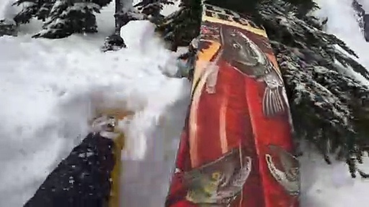 متزلج يسابق الزمن لإنقاذ آخر مدفون تحت الثلج