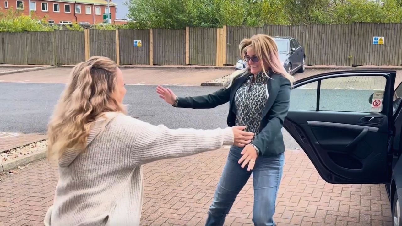 Woman Tracks Down Biological Sibling On The Other Side Of The World | Happily TV