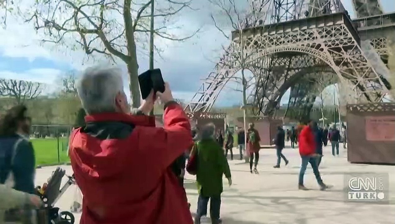 Eyfel Kulesi "doğurdu"