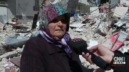 Enkazın yanındaki çadırda hayata tutunmaya çalışıyor