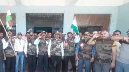 देवास: वन रैंक वन पेंशन को लेकर पूर्व सैनिकों ने कलेक्टर कार्यालय में दिया आवेदन