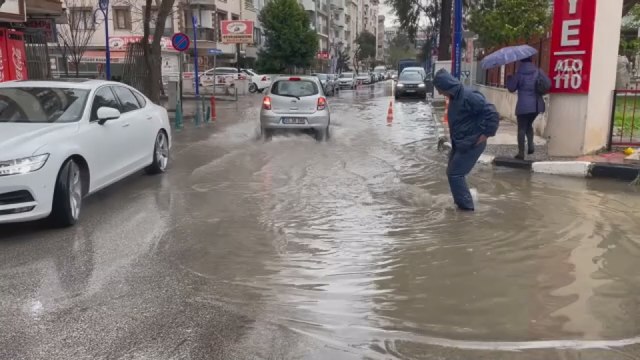 Manisa'da sağanak nedeniyle bazı ev ve iş yerlerini su bastı