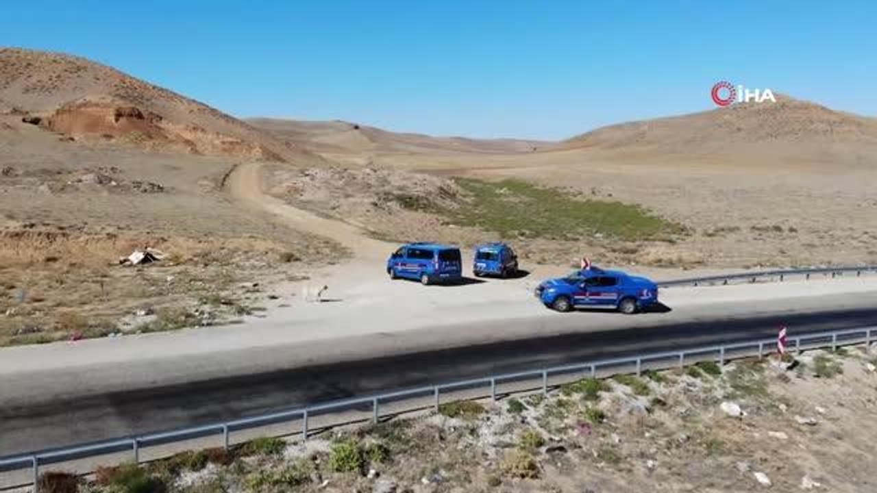 Jandarma sokak hayvanlarına mama ve yem verdi