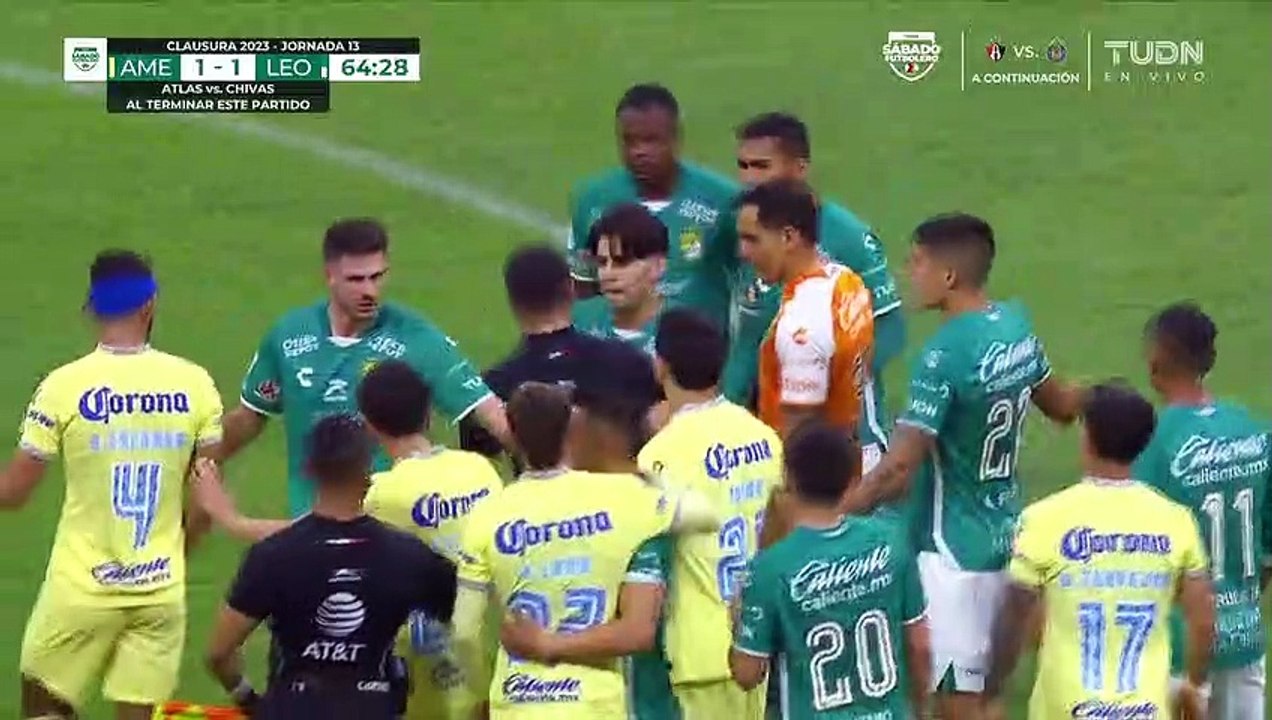 Mexique : Un arbitre met un coup de genou à un joueur en plein match