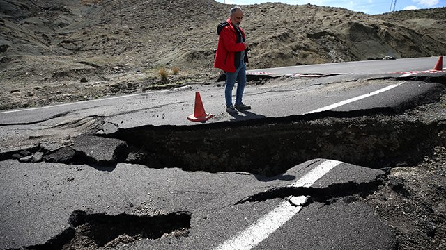 Heyelan nedeniyle köy yolunda çökme meydana geldi