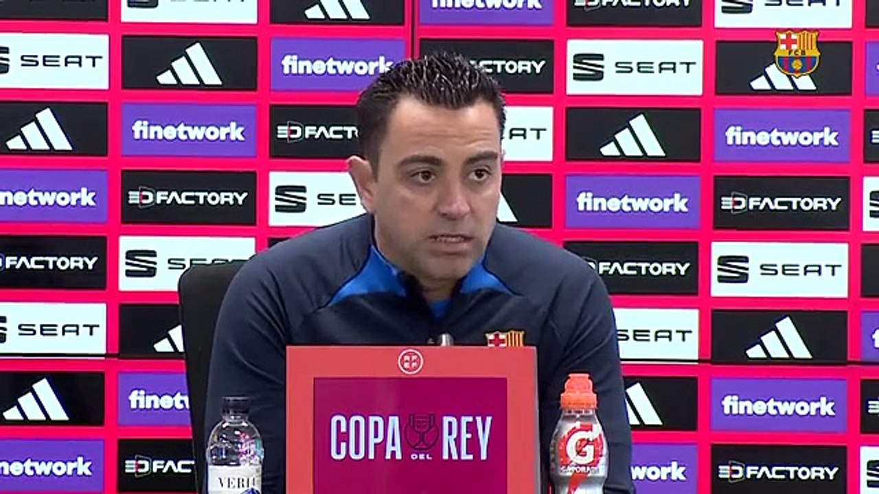 Xavi visualiza un partido complicado contra el Real Madrid en el Camp Nou / FCB