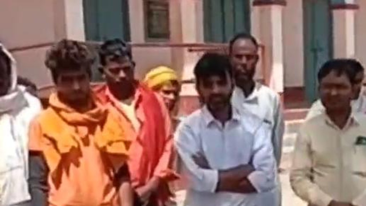 बक्सर: प्राचार्य की मनमानी से नाराज ग्रामीणों ने विद्यालय में की तालाबंदी, जमकर किया हंगामा