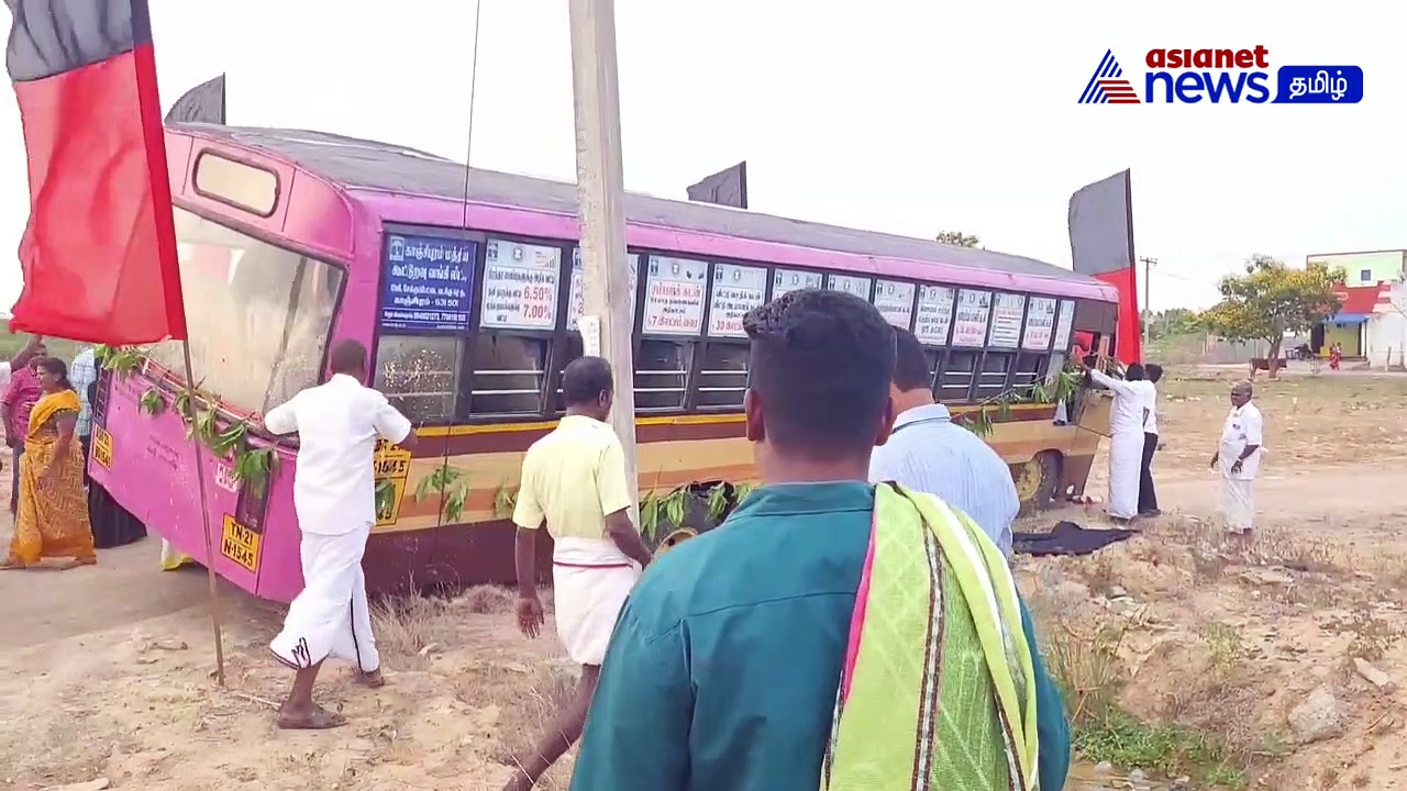 Watch : பேருந்து ஓட்டத் தெரியாமல் ஓட்டி விபத்தை ஏற்படுத்திய எம்எல்ஏ! அலரியடித்து ஓட்டம் பிடித்த பொதுமக்கள்!