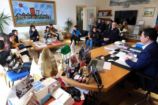 Bodrum Kent Konseyi Çocuk Meclisi, ilk dilekçesini Başkan Aras'a verdi