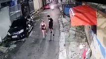 Un homme a une drôle de réaction quand il se fait braquer avec sa copine par un individu armé