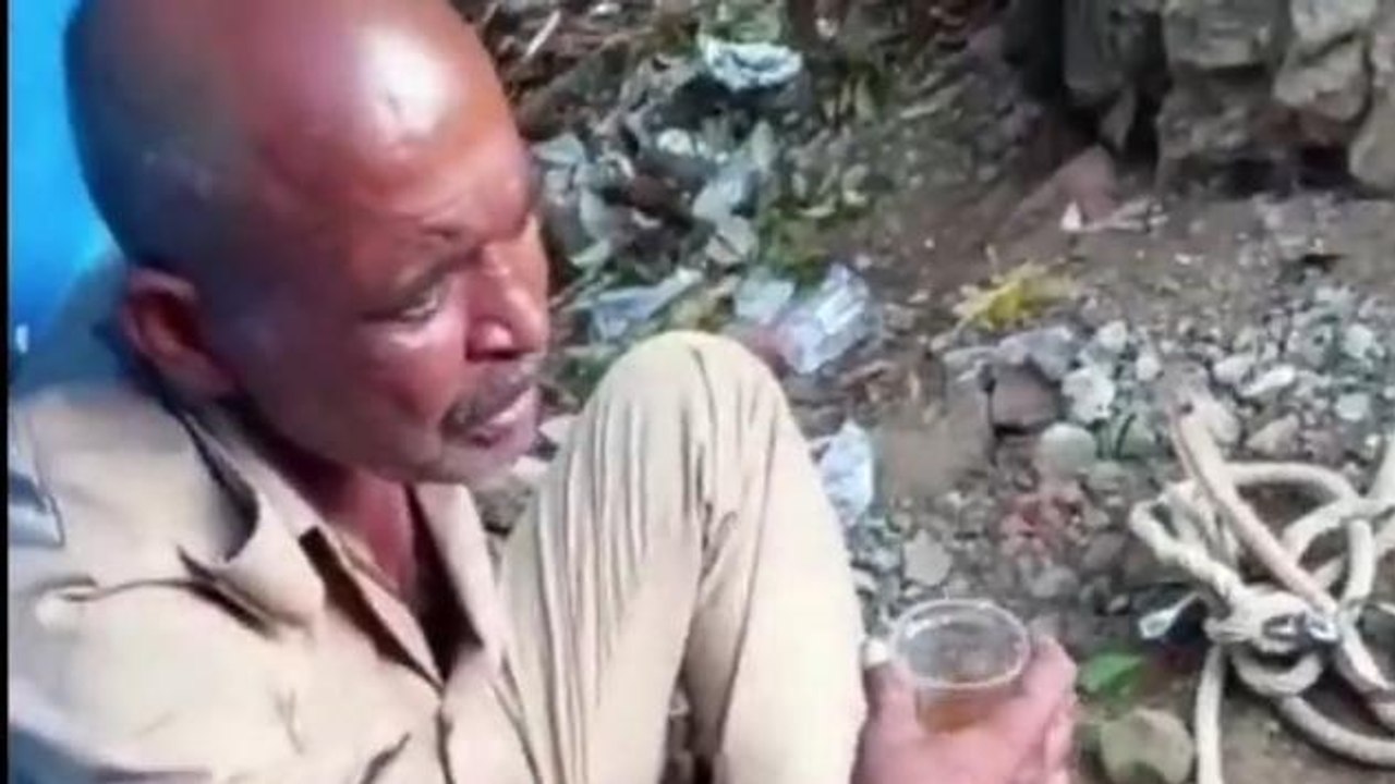 मैनपुरी: खुलेआम सड़क किनारे शराब पीते पुलिसकर्मी का वीडियो हुआ वायरल