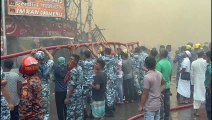 Incêndio em mercado de roupas na capital de Bangladesh