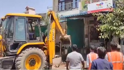 फिरोजाबाद: अतिक्रमण पर गरजा बाबा का बुलडोजर, मचा हड़कंप