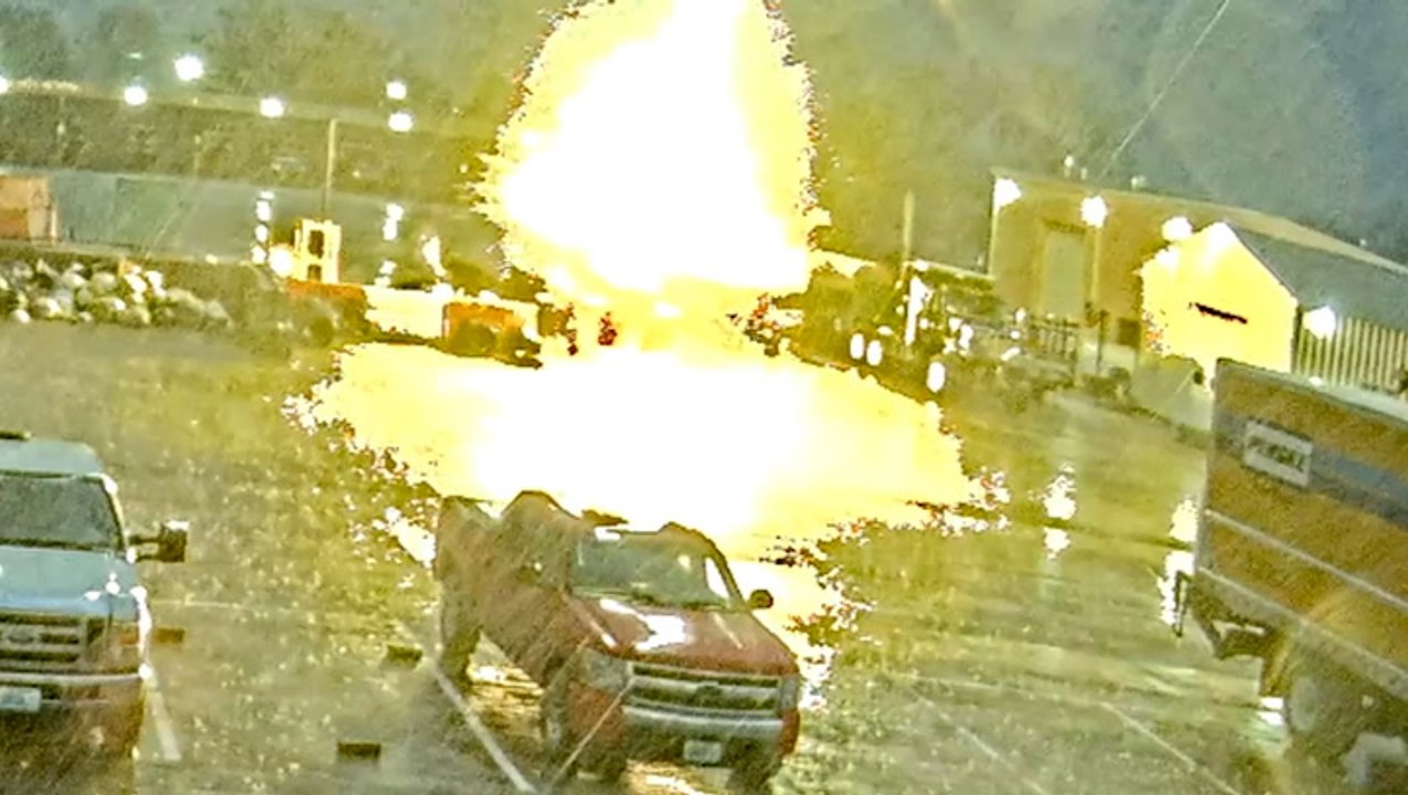 Moment lightning strikes truck during Missouri thunderstorm video